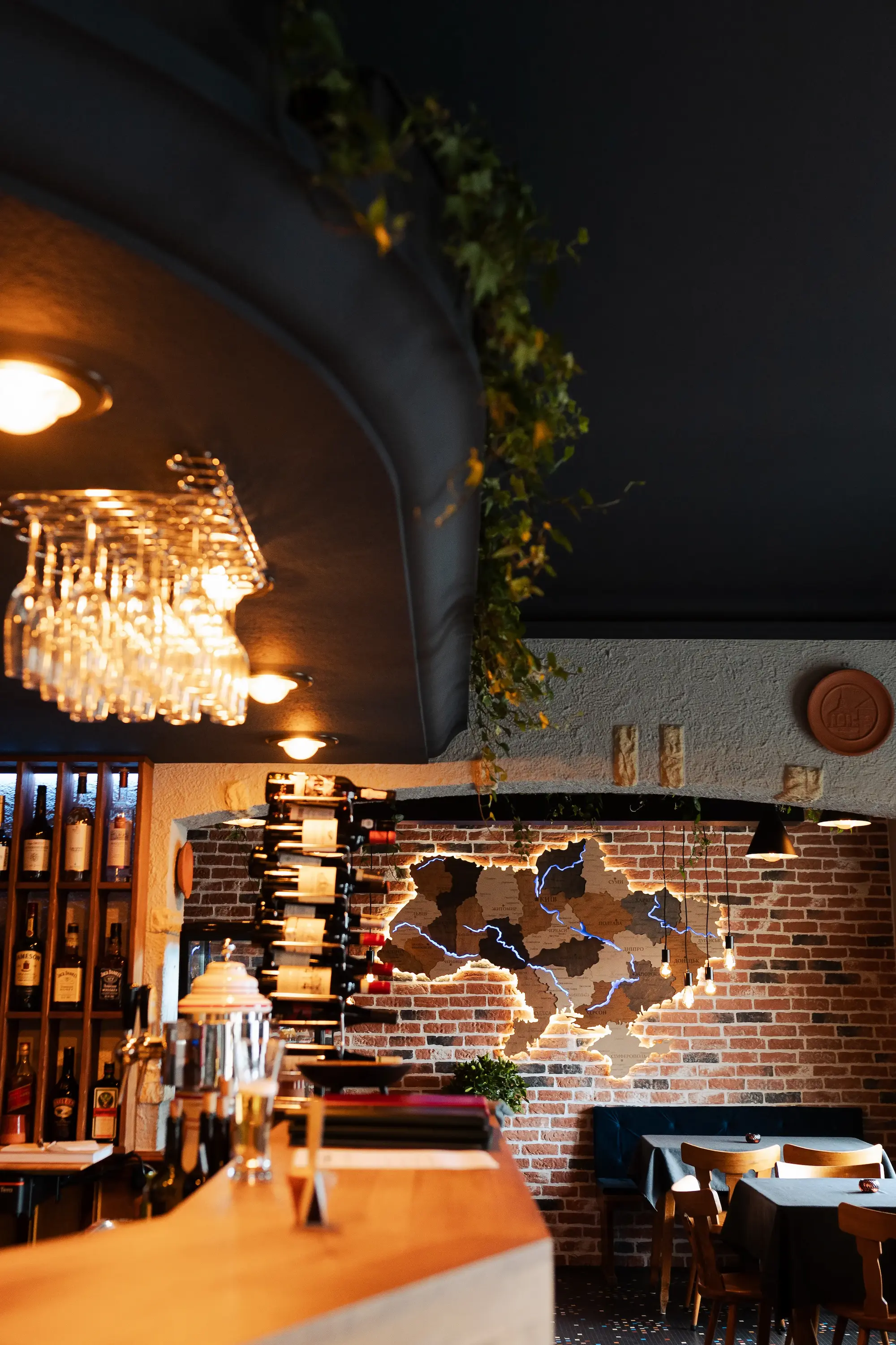 Ambiance conviviale du restaurant Vandvdelice avec tables dressées et décoration ukrainienne