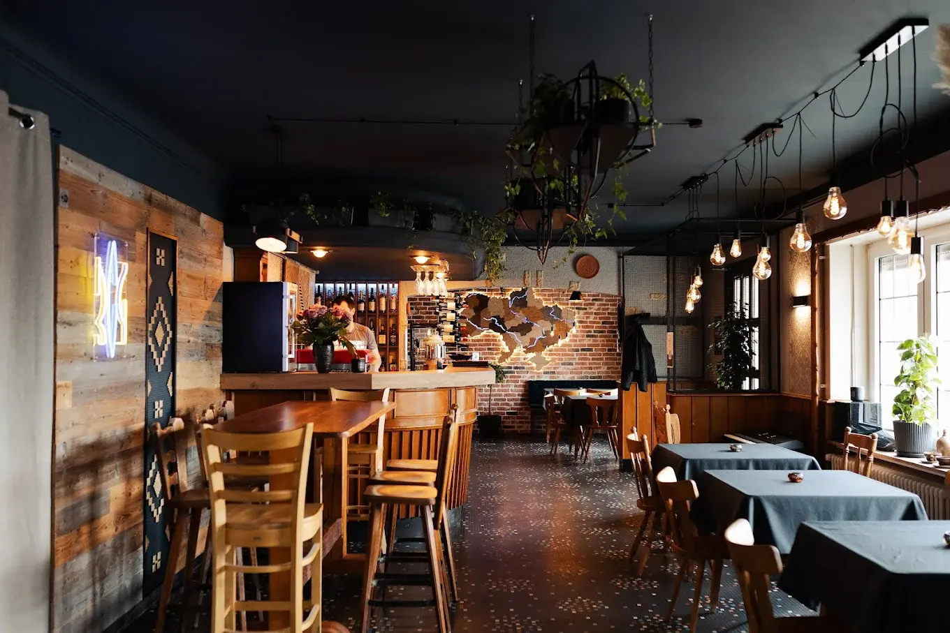 Intérieur chaleureux et authentique du restaurant Vandvdelice avec décoration ukrainienne traditionnelle